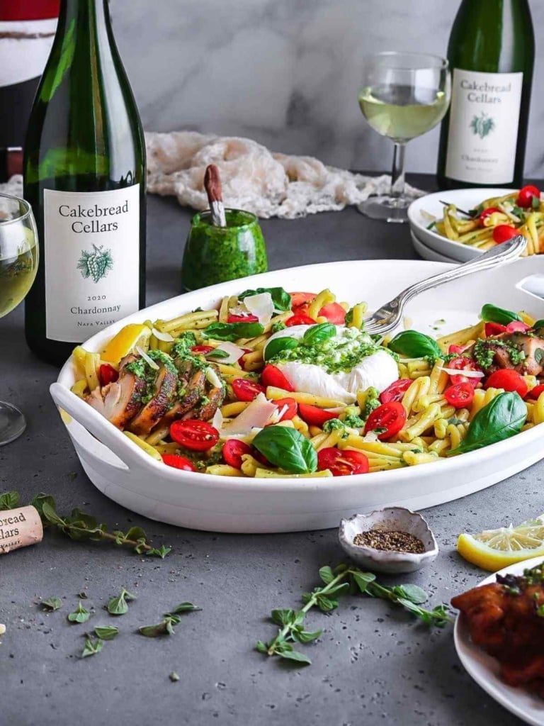 Chicken pasta served with white wine.